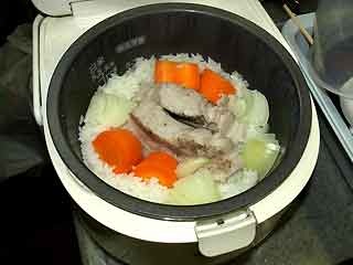炊き上がった豚バラ丸ごとご飯